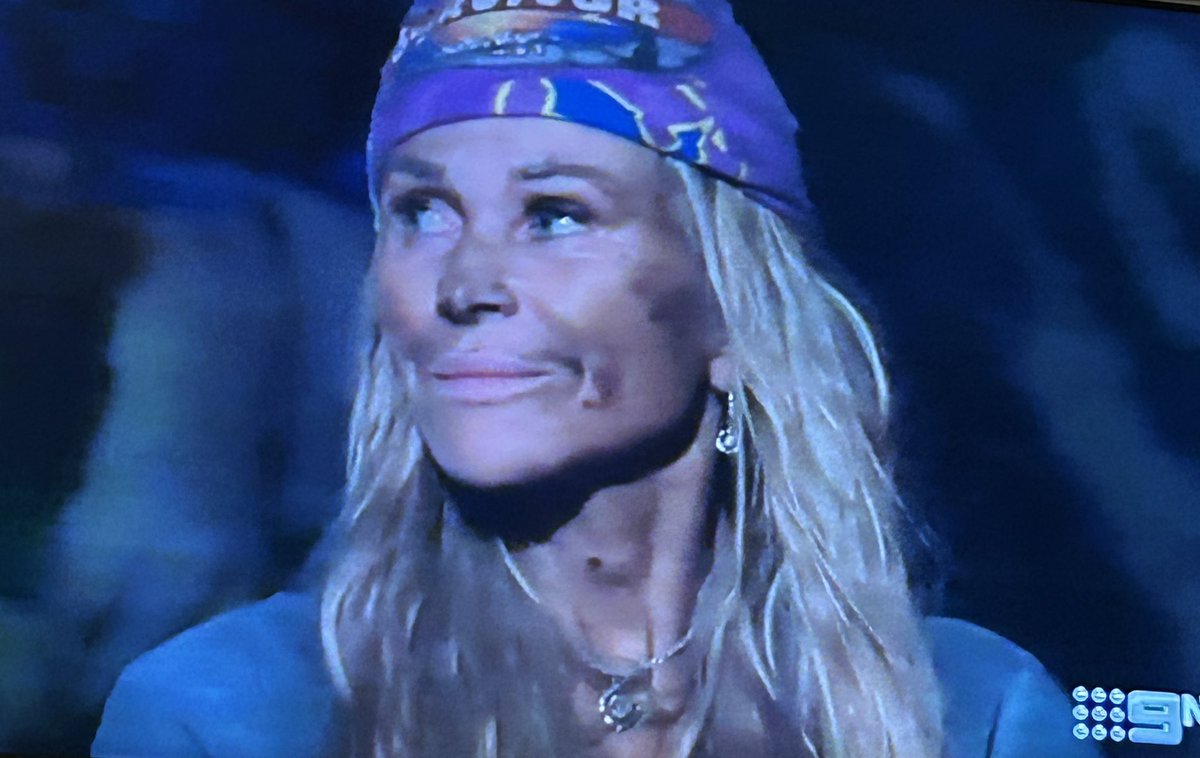 kateoo's tweet photo. Why does Sue continue not to wash her face every week? Is she concerned the ocean water will wash off all the Botox? #Survivor https://t.co/nF1VyvQlji
