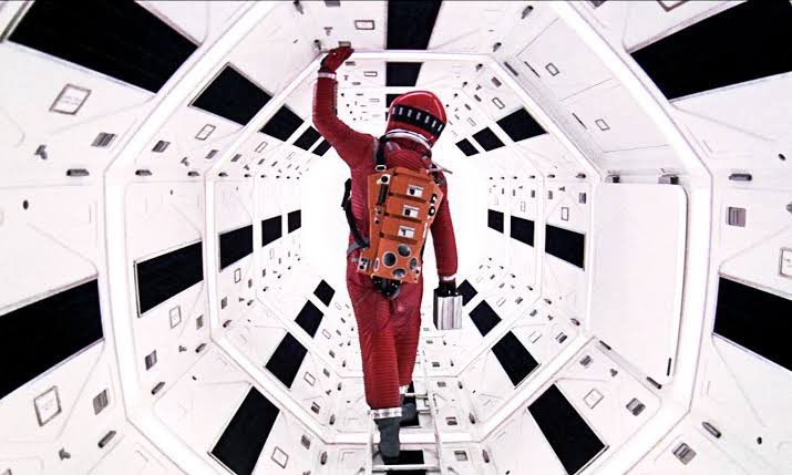 wadach1eiga's tweet photo. 【317本目】
2001年宇宙の旅（1968）

月に人が居住するようになった時代を舞台に木星探査に向かう人と最新型人工知能の様子を描いたSF映画の傑作。1968年の製作だと何度言われても信じられない。あまりにも洗練されていて映画という芸術の最高到達点を見せつけられた気分になる。もう面白すぎる。 https://t.co/NLAStCr1Dm