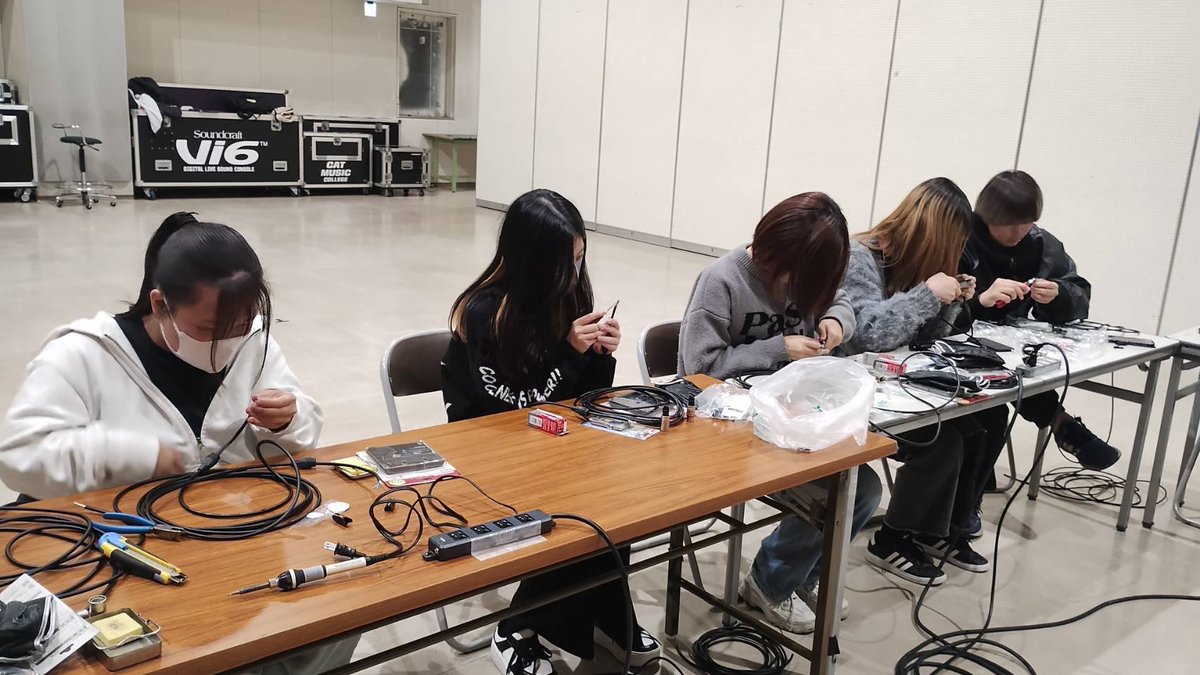 catmusiccollege's tweet image. #CATの授業
 #CATの学生
 #マイクケーブル
 #はんだ付け