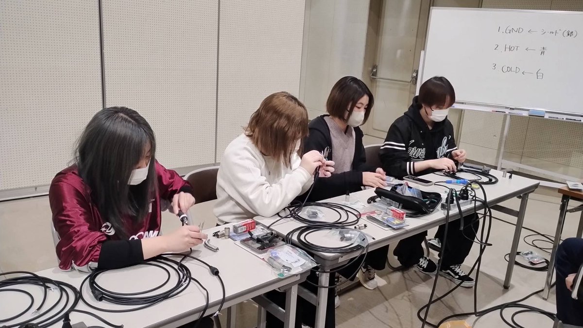 catmusiccollege's tweet image. #CATの授業
 #CATの学生
 #マイクケーブル
 #はんだ付け