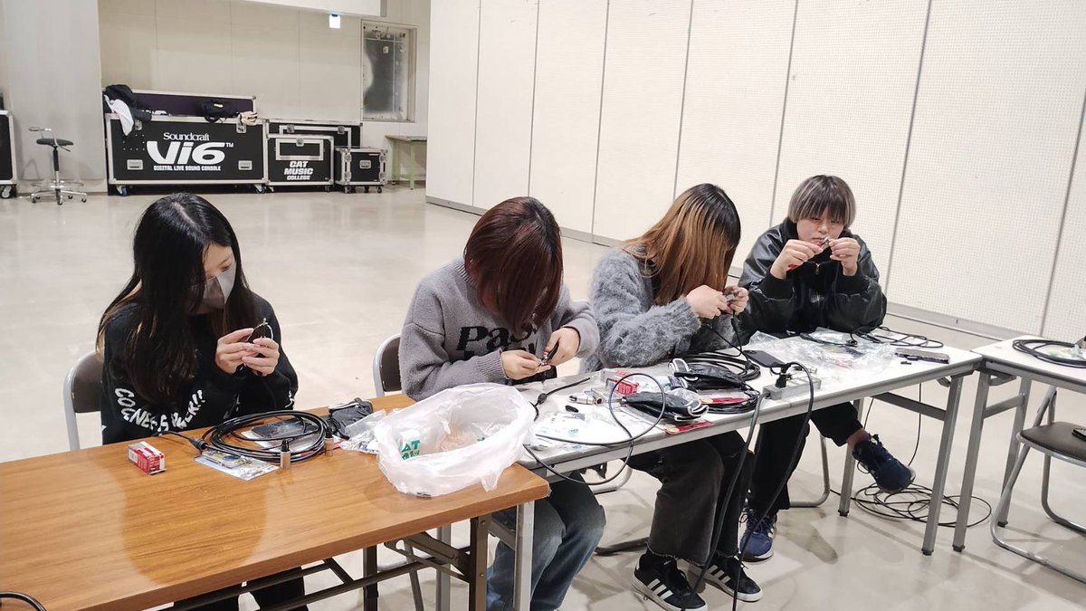 catmusiccollege's tweet image. #CATの授業
 #CATの学生
 #マイクケーブル
 #はんだ付け