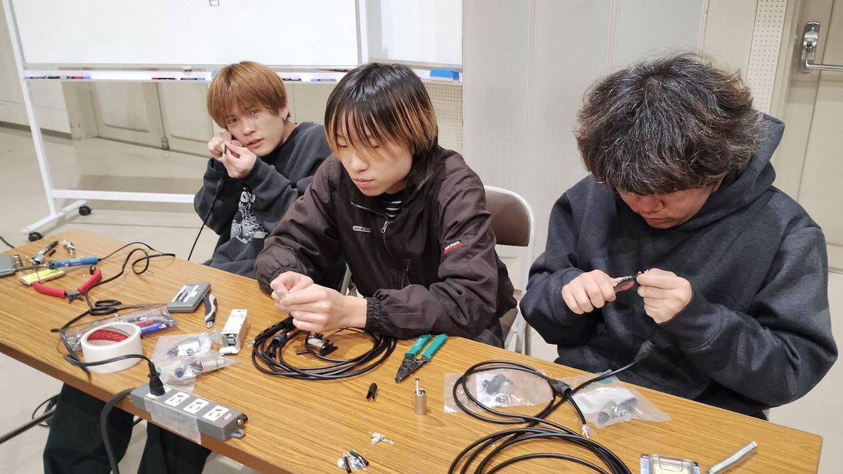 catmusiccollege's tweet image. #CATの授業
 #CATの学生
 #マイクケーブル
 #はんだ付け