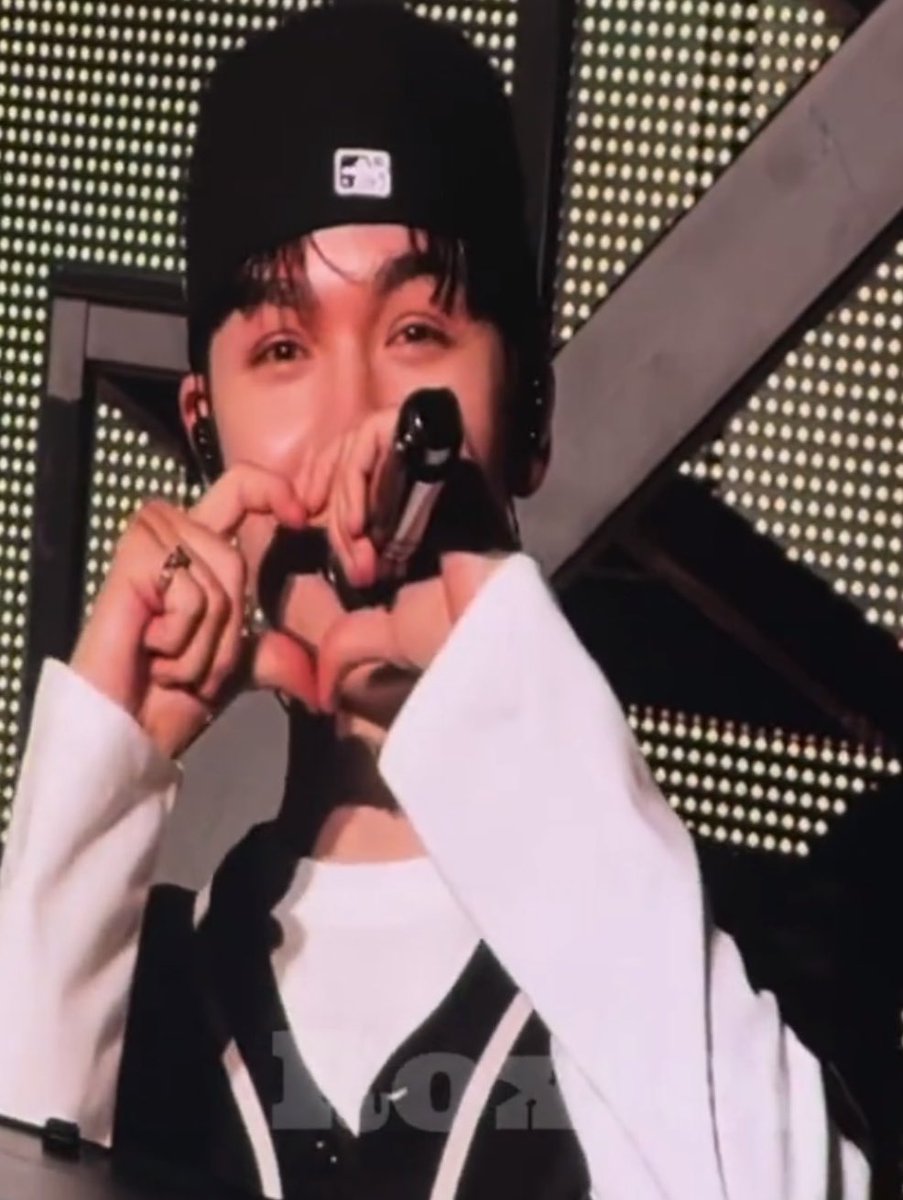 민규 손도 귀엽고 ㅋㅋㅋㅋㅋ 버논이 표정도 귀엽고 ㅋㅋㅋㅋㅋ 눈 휘어져라 웃는것두 넘 귀여워 죽겠넹 ㅋㅋㅋㅋㅋㅋㅋㅋㅋ