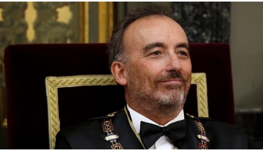 España no trata bien a sus héroes y han de pasar muchos años para que se les reconozca como tales. Hasta entonces aquí se te distingue como tal, porque defendiste la colina en un momento de extrema necesidad. Gracias, Excmo. Sr. Marchena.