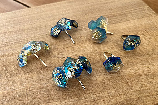 benidama's tweet photo. ��出展告知】
今週末（12/7-8）のクリマ51に出展します！
* * * * *
2号館【M-317】両日
* * * * *
BIJOUアクセサリー、たましい、ぷらにゃ、ものうさなど、盛りだくさんでお迎えします〜

①たましいのおでん
②あげたま
③クリアビジュー
④雫石

詳しくはブログにて↓
https://t.co/FjYpBazq8A https://t.co/HZPCVjDzkx