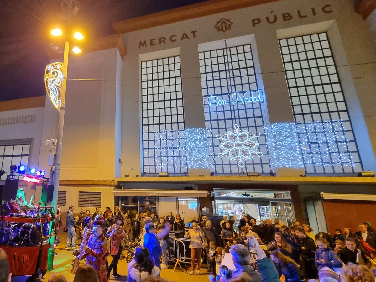 ajuntamentvng's tweet photo. 🌟Encesa de llums de Nadal al Mercat del Centre
🎄 Avui dijous a les 18.30 h
#nadalireis2025 #mercatsdevng
⏰Horaris d'aquesta setmana
5/12 obert matí i tarda
6/12 tancat
7/12 obert matí
8/12 tancat https://t.co/EKjqkMXFRu