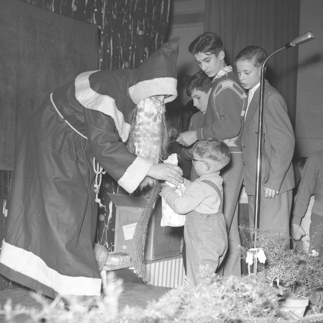 Wir wünschen allen Kleinen und Großen heute einen schönen #Nikolaustag! 

Das #Foto stammt aus der Fotosammlung Harald Knauer im Bestand des Staatsarchivs #Ludwigsburg   und zeigt einen #Nikolaus auf einer #Weihnachtsfeier 1956 in Bad #Cannstatt.

➡️ landesarchiv-bw.de/plink/?f=2-614…