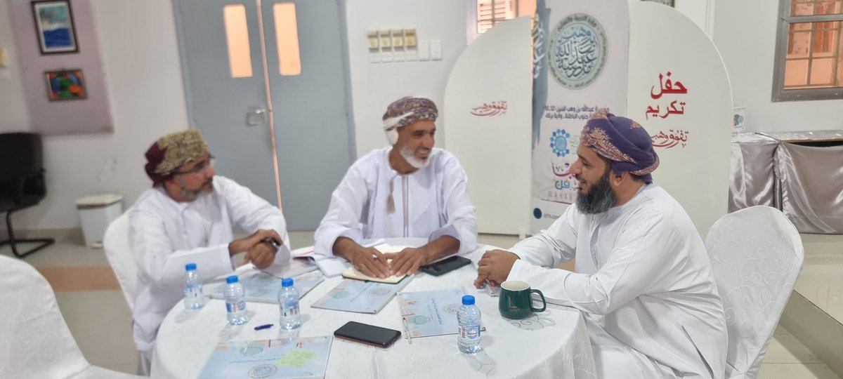EduGovSbt3335's tweet photo. 🟦 الرياضيات 
جانب من زيارة مشرف مادة الرياضيات الأستاذ / عبدالله المعولي لمعلمي المادة من أجل تقييم الأداء والدعم المهني والتوجيه والإرشاد وتعزيز الجودة . والتي تساهم هذه الزيارة في خلق بيئة تعليمية فعّالة 🌷
#فعاليات_تعليمية_جنوب_الباطنة
#عبدالله_بن_وهب_تتميز 
#تعلم_مستدام https://t.co/gXtgS9PPVU