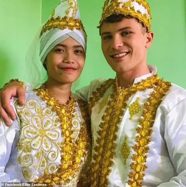 TrueCrimeUpdat's tweet photo. Elliot Eastman, 26, an American vlogger, was tragically shot dead during a botched kidnapping in #Sibuco, Zamboanga del Norte, Philippines, on October 17. He was reportedly abducted by armed men posing as police officers who shot him in the leg when he attempted to resist. His body was later dumped at sea after the kidnappers realized he had died while being taken away in a speedboat

Three suspects involved in the abduction were killed by police in a gunfight on November 12

Investigators confirmed Elliot's death after a suspect provided an extrajudicial confession detailing the events of the kidnapping. Authorities have yet to recover his body and are still investigating the motive behind the abduction, which may be linked to local resentment towards foreigners

Elliot had expressed fears for his safety in previous social media posts, highlighting the dangers of living in the area

🙏#TrueCrime
Please share to spread awareness
DISCLAIMER: The information shared is based on initial reports, may not be fully verified, and is presented as alleged. Details are subject to change as investigations proceed