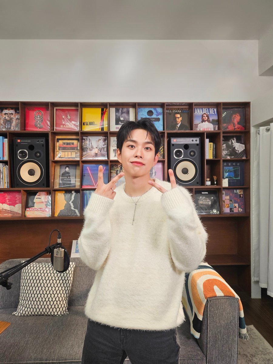 [#LUCY]  '그녀가 웃잖아' 리스닝룸 완료✔

오롯이 음악에 집중하는 라이브 감상실 리스닝룸 완료! 
좋은 곡으로 좋은 곳에서 부를 수 있어서 너무 행복했습니다💙

#루시 #최상엽 #그녀가웃잖아 #리스닝룸