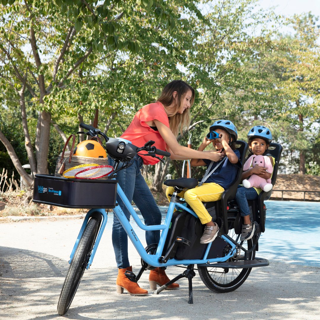 📢 Bonne nouvelle, il n'y a plus de liste d'attente sur notre modèle rallongé à assistance électrique ! 😄
 Il vous offre 3 vraies places sur un seul vélo pour emmener toute la famille ! 🚲
Découvrez-le dès maintenant ➡️ veligo-location.fr