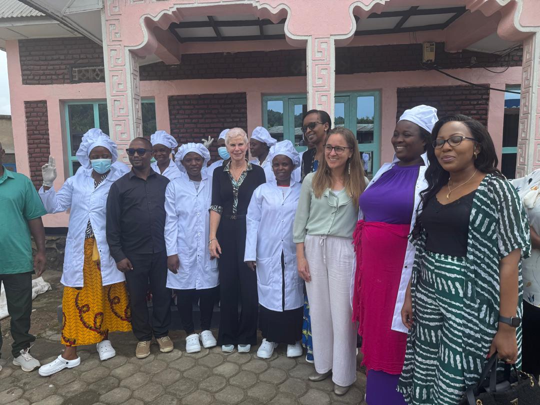 ProfemmesTH's tweet image. Happening now in @RubavuDistrict . The Ambassador of @NLinRwanda is visiting Women Cross Border cooperatives supported by @ProfemmesTH in the project funded by @DutchMFA. Visited women cooperatives are in value addition to local produce whereby they make juice and solid soap.