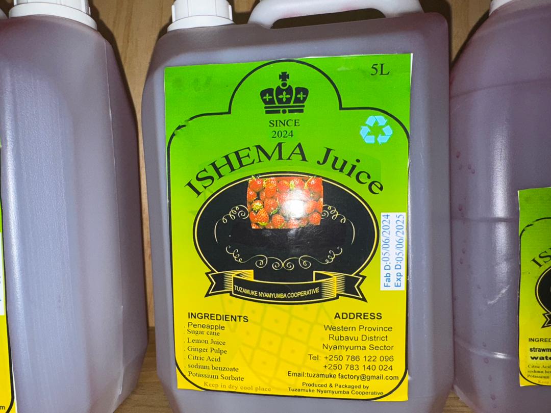 ProfemmesTH's tweet image. Happening now in @RubavuDistrict . The Ambassador of @NLinRwanda is visiting Women Cross Border cooperatives supported by @ProfemmesTH in the project funded by @DutchMFA. Visited women cooperatives are in value addition to local produce whereby they make juice and solid soap.