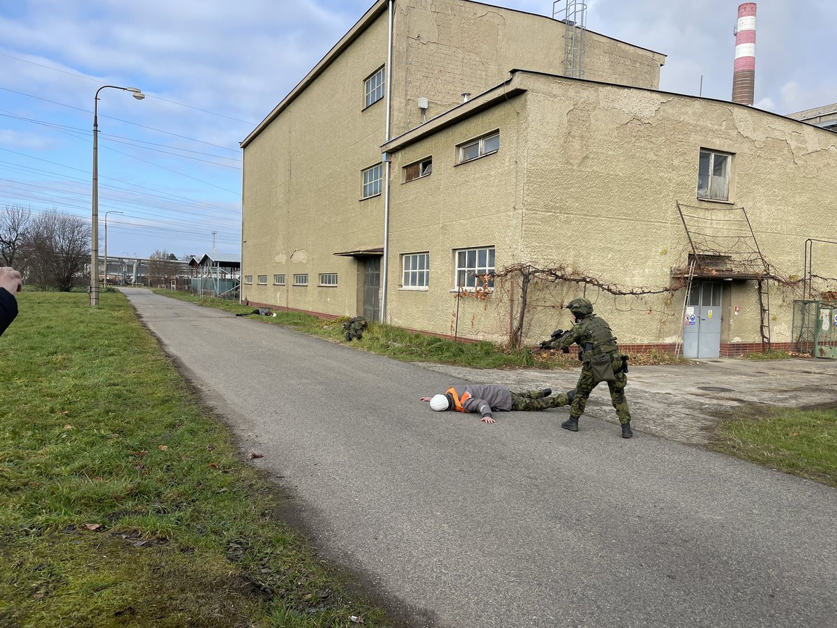 telferova's tweet photo. První armádní cvičení v hodonínské elektrárně. Vojáci cvičí šest scénářů, kdy se do elektrárny snaží dostat někdo nepovolaný. Používají dron i umělou inteligenci. Scénáře jsou inspirované reálnými událostmi v elektrárnách na Ukrajině. https://t.co/35DNYoEcB9