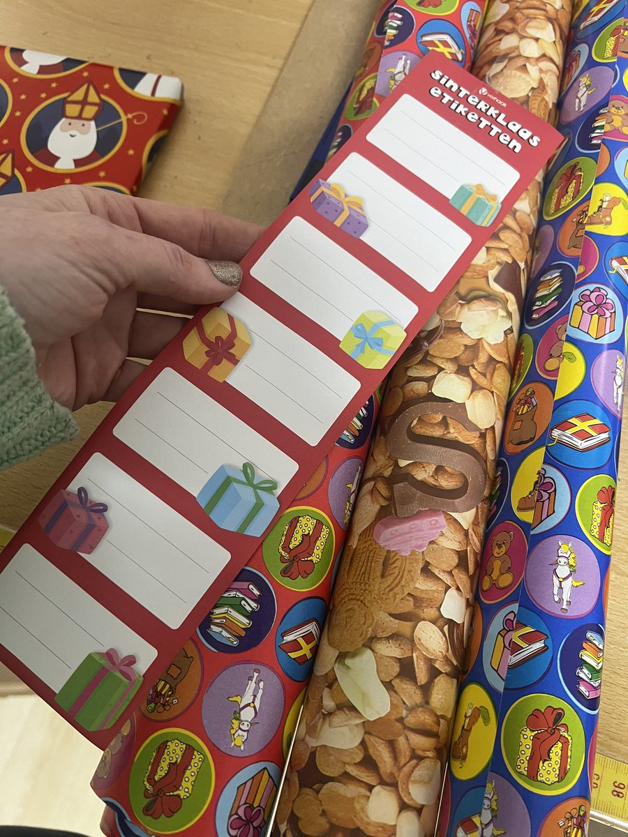 Ol_Margot's tweet photo. Prachtig, 3 rollen inpakpapier met 7 etiketten #daarredikhetnietmee https://t.co/HEukQGuYbt