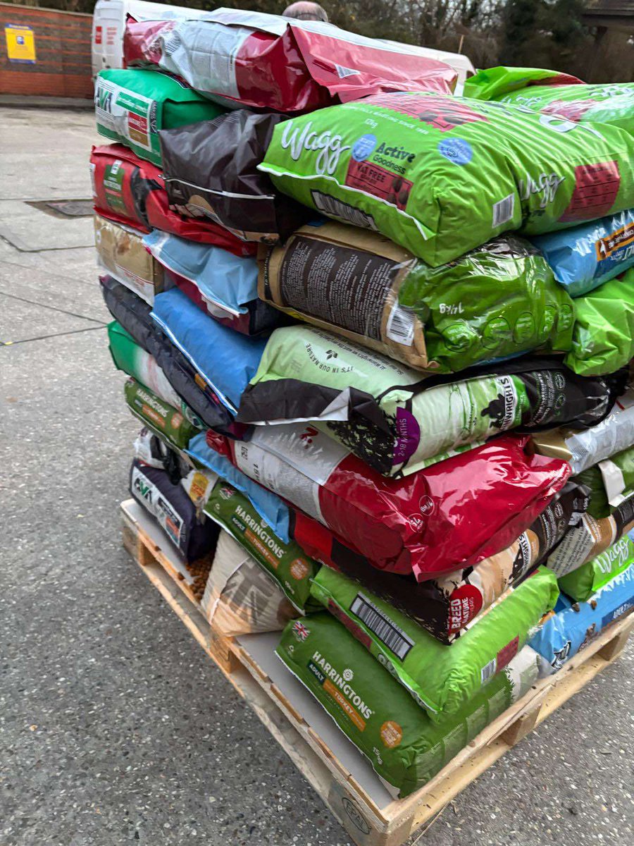 gsrescueelite's tweet image. Massive Thank You to Pets at Home #Chelmsford for all this food for the #Essex Kennels ❤️

#PetsAtHome #dogs #GermanShepherd #Thursday