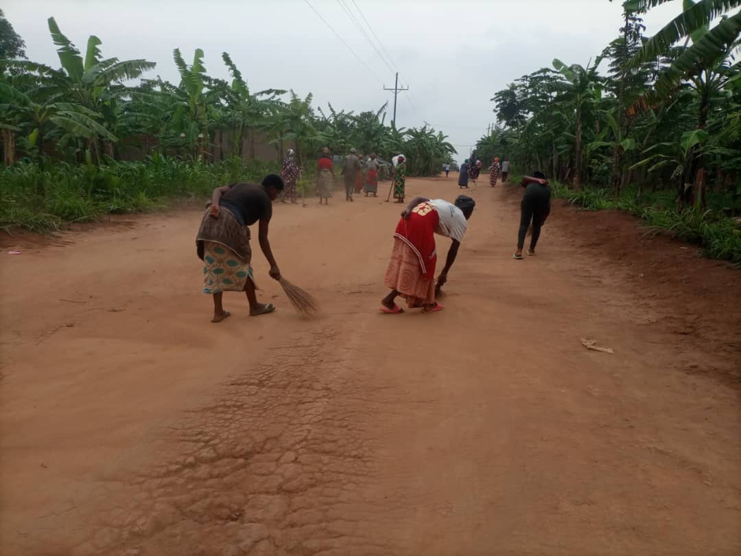 Rurengesec's tweet photo. Muri iki gitondo @Rurengesec twabyukiye mu gitondo cy'isuku aho twasukuye centre y'ubucuruzi,imihanda y'imigenderano https://t.co/1G1ykUh0GS