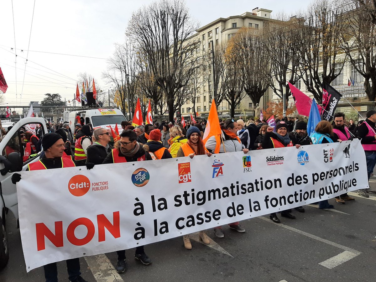 BosettiLaurent's tweet photo. 🇨🇵 Fiers de nos #servicespublics !
Manifestation des #syndicats à #Lyon contre les coupes budgétaires sur le service public, contre le jour de carence, contre le gel des salaires... Et non à un remake du gouvernement #Barnier ! https://t.co/avVEjTktA0