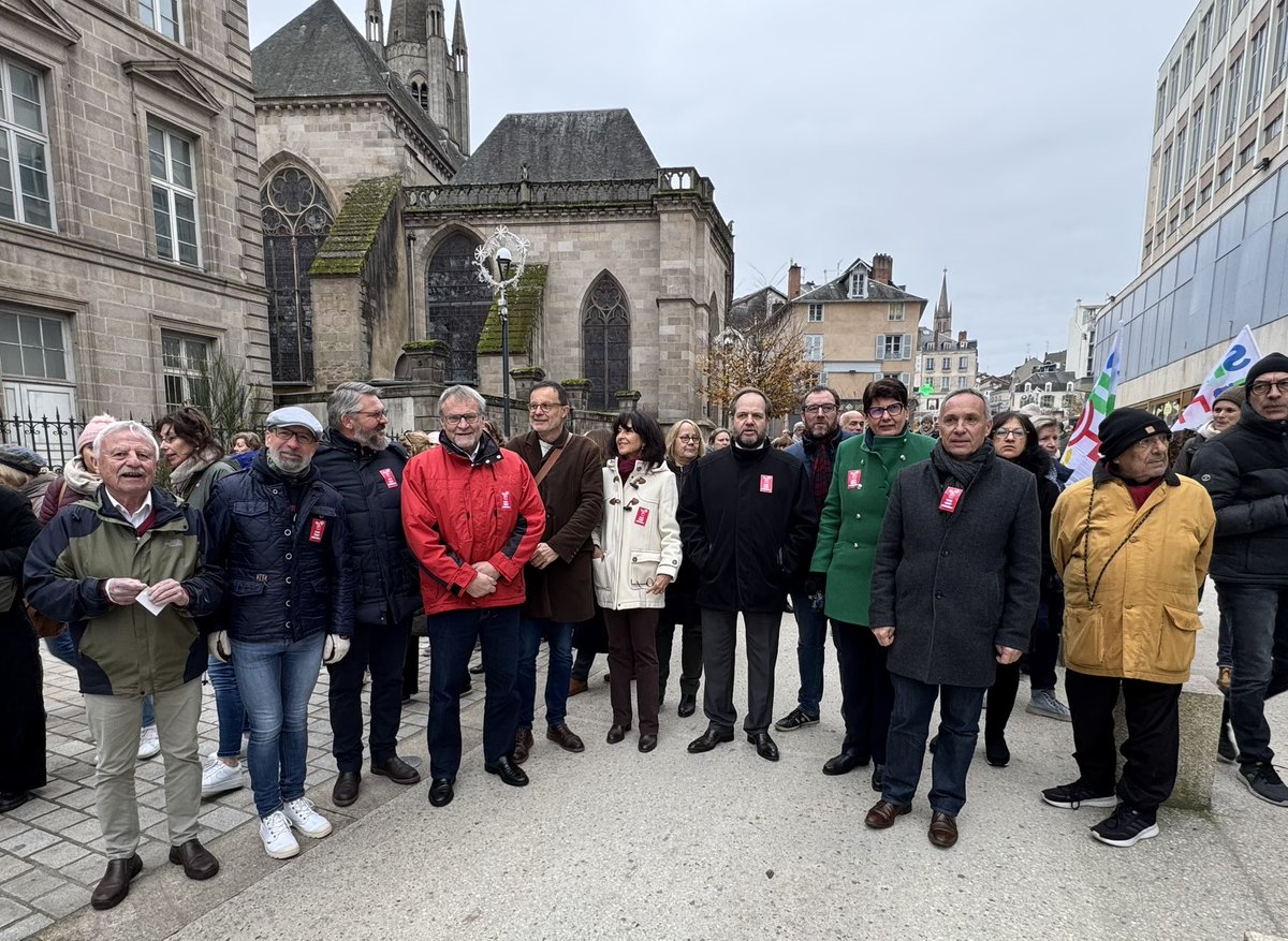 psHauteVienne's tweet photo. 📢 ✊ Le Parti Socialiste de la Haute-Vienne présent ce matin à la manifestation pour défendre nos droits, défendre le service public et porter les valeurs de justice sociale et d’égalité🌹 

#Manifestation #HauteVienne #PS #Limoges #MotionDeCensure #1erministre https://t.co/5wBxB2F2Lk