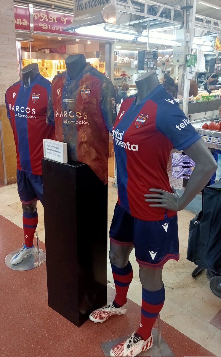 🌟🌟Nuestra piel granota del ejercicio 2024-2025 y la camiseta embarrada en el Mercat del Cabanyal! 🌟🌟

De vuelta a nuestros orígenes. Honrando nuestra historia 🟦🟥 ⬜⬛ <a href="/LevanteUD/">Levante UD</a> #LUDhistoria