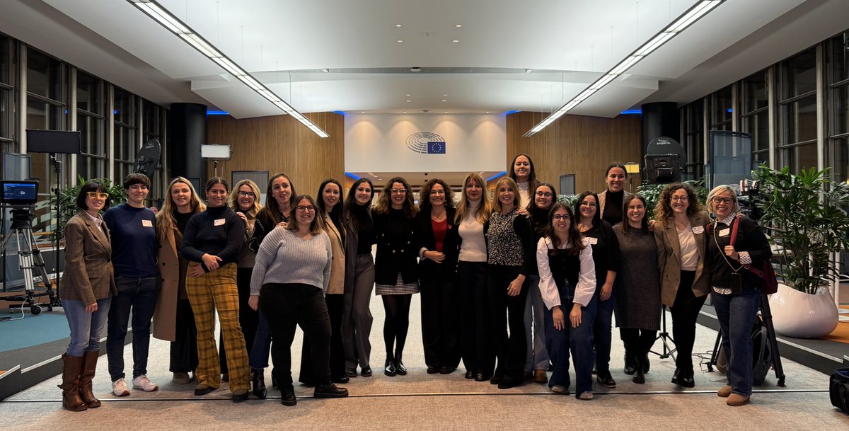 He tenido el placer de conocer a las chicas de Fem Futur!

Un programa de <a href="/socialistes_cat/">Socialistes PSC/❤</a> que empodera a mujeres jóvenes, conectándolas y formándolas en liderazgo político y progresista <a href="/lauballarin/">Laura Ballarin Cereza</a> 

El futuro feminista está en buenas manos 🌹 💪