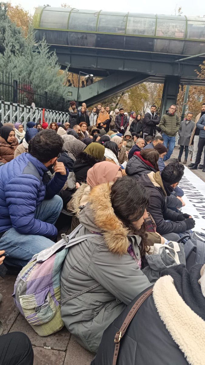mazlumkartall's tweet photo. Bu bir hak mücadelesidir. Bu bir hak nöbetidir.

 #MEBdeEkYerleştirmeNöbeti https://t.co/6TZAKpt0UK