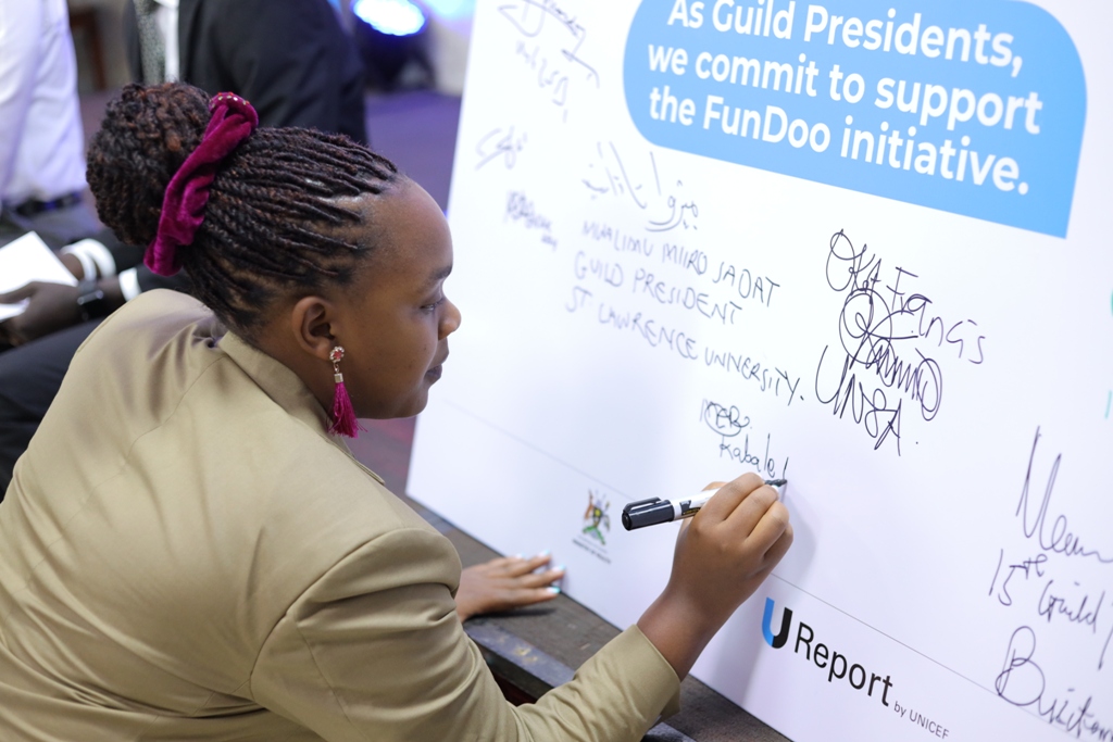 UReportUganda's tweet photo. Career dreams don't expire.
📍Kabale University is switched on. Guild President Mukamawenka Edwinnie signed a #FUNDOO commitment card to promote free digital skilling. #LifeDigitalCoachUG
@UNICEFUganda @kabuniversity
@Mglsd_UG
📷Text FunDoo to 8500 or WhatsApp 0709168500 https://t.co/EuyVvGy7Lu