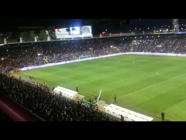 rickpalmeros's tweet photo. Leo a gente decir que "nunca el Helmántico tuvo mejor pinta desde que está Lovato, con las luces, la publicidad, el público"

Bueno, entiendo que son muy dados a olvidar lo que quieren. En 2016 el Guijuelo recibió al Atlético: había led, mucha gente y hasta marcadores. https://t.co/KtlmulVPUr