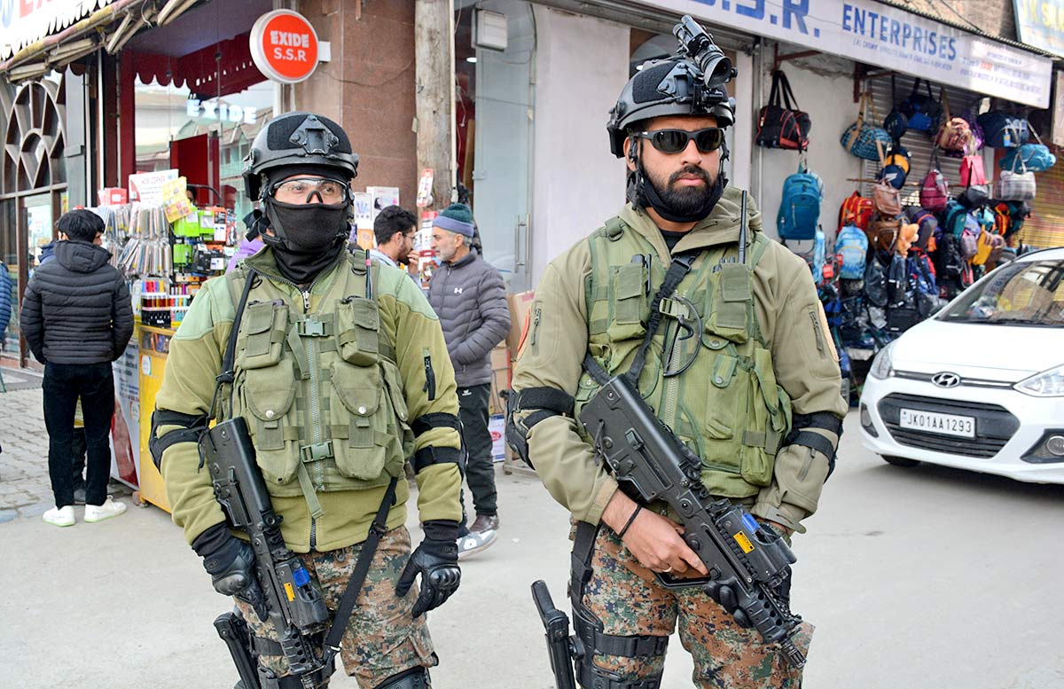 shafikhatana42's tweet photo. In times of crisis, the CRPF soldier is always ready, proving that national security is their utmost priority. Saluting their bravery! 🌟 #NationFirst 
#ToPunhaAala #Pushpa2TheRulereview #BSafalIrregularities #MahindraVolunteeringDay #So_Chay Chief Minister #AbhishekSharma https://t.co/O3UlGfzWZN