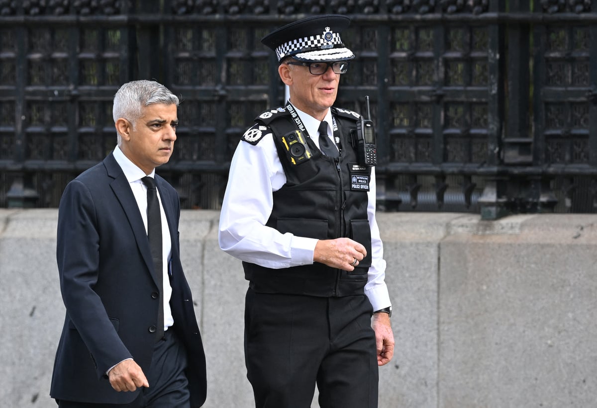 DavidPoulden's tweet photo. Sadiq Khan and Mark Rowley should both be removed from office.
Drop a ❤️ retweet and follow me if you agree. https://t.co/xrWWkfDS0a
