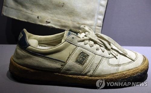 영화에서 이한열 열사의 운동화가 부각되는데 예전에 읽었던 기사가 생각난다... 시위 당시 이한열 열사가 신었던 운동화가 세월이 흘러 많이 훼손되었고 현재 이걸 생산하던 회사조차 망해 복원하기 힘든 상태여서, 기념관 측에서도 복제품을 만드는 방안도 제시하였음 하지만 김겸 박사가