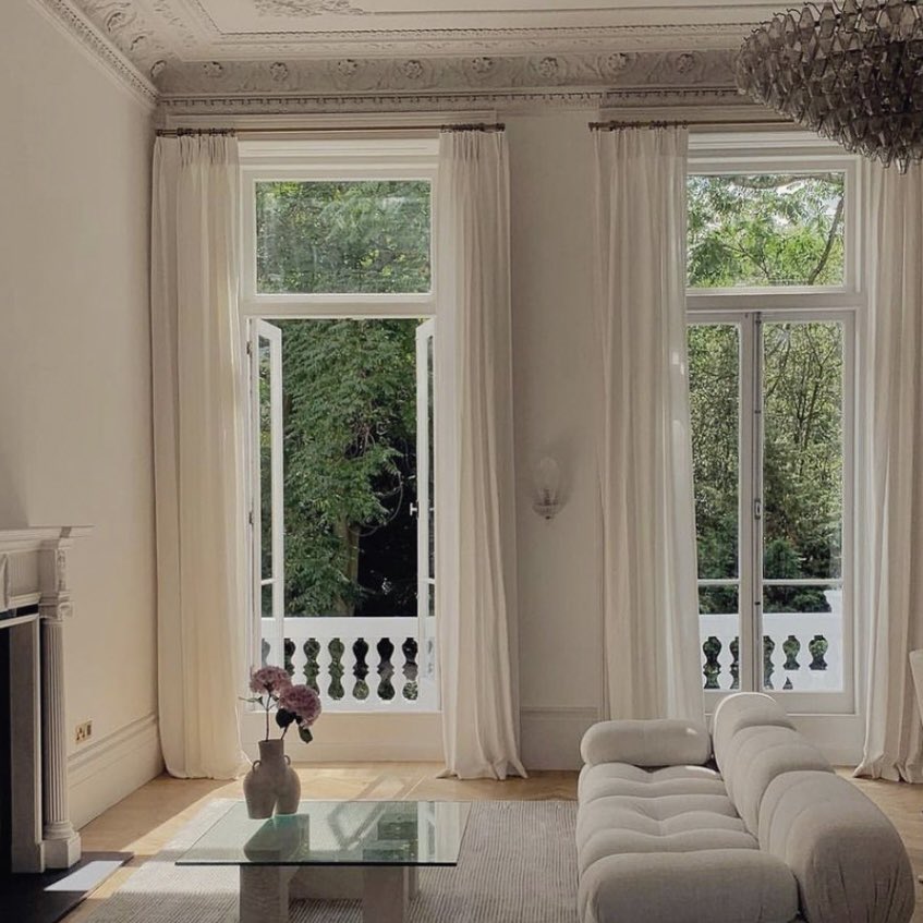 This breathtaking living room perfectly balances classic architectural detailing with contemporary simplicity.

#bydobuild #dobuild #fineconstruction #CIOB #BIID #TheList #RIBA #ARB