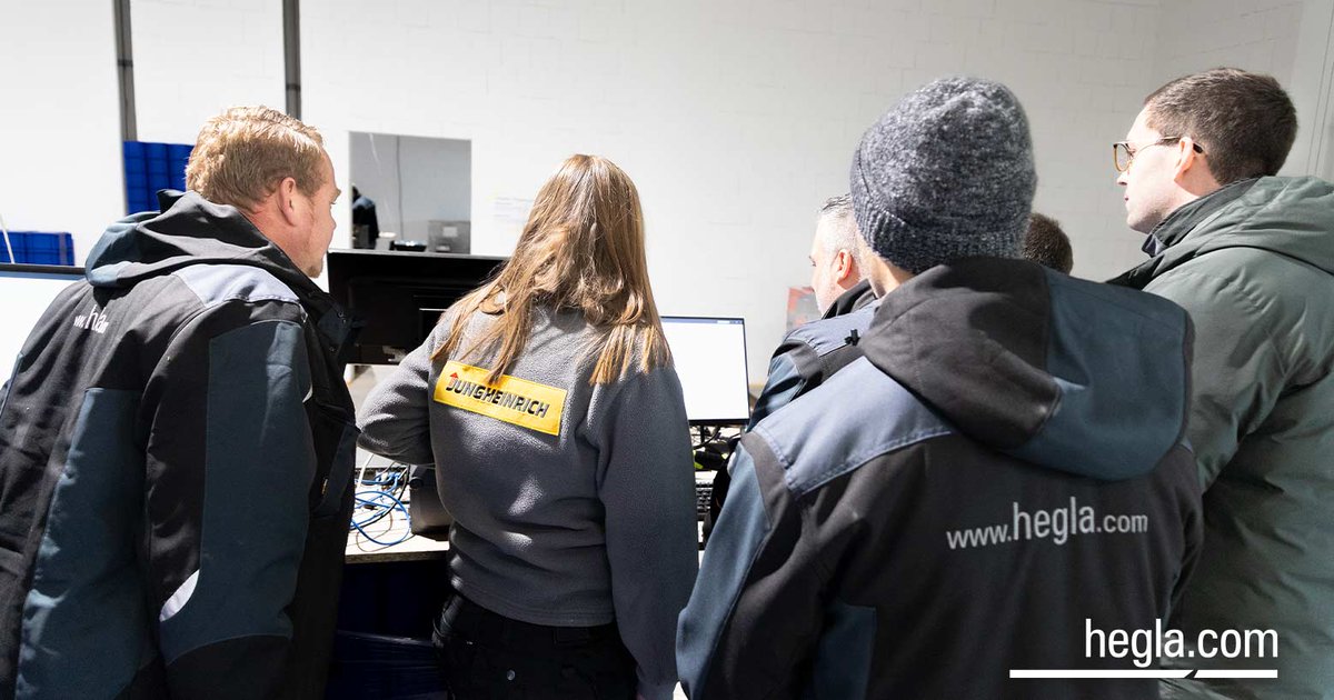 👀Our new logistics centre! 📦✨
We were recently visited by the company @JungheinrichAG ! Two experienced trainers provided intensively instructed our team using the Warehouse Management System (WMS).
Pure digitalisation! 🙌
#innovation #digitalisation #logisticscentre #teamwork