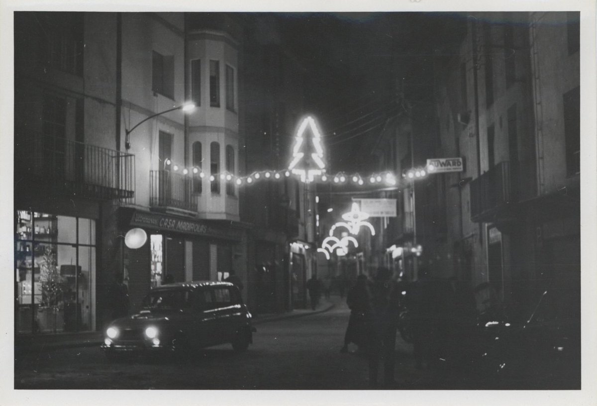 ArxiudeTorello's tweet photo. ✨Avui que els llums de Nadal tornaran a lluir als carrers de Torelló, recordem com lluïa el carrer del Pont a finals dels anys 60.

[Llums de Nadal al carrer del Pont. 1966-1968ca. Autor: Desconegut. Arxiu d'imatges. AMT]

@AjTorello https://t.co/UL5R3oPIOb