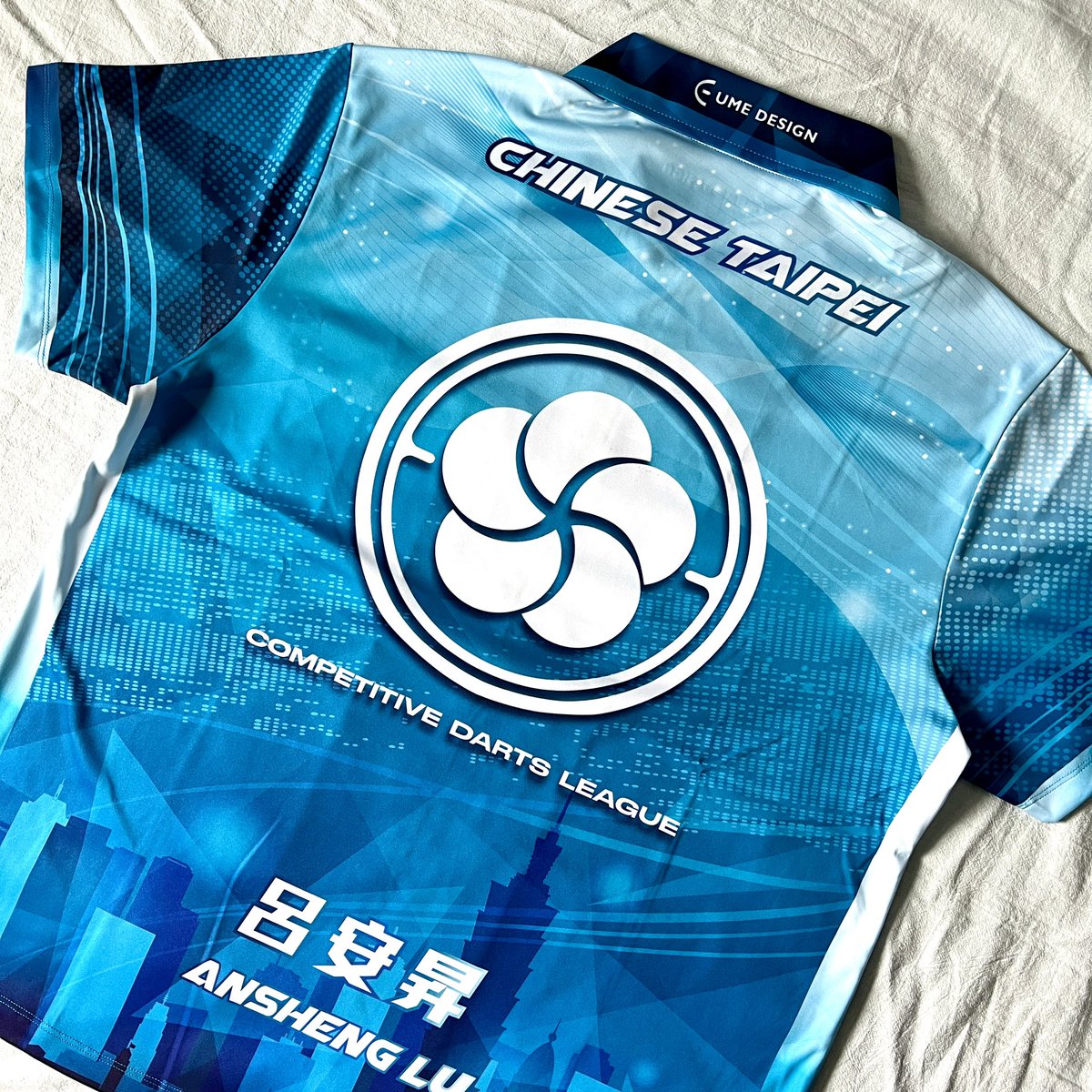 umedesign_tw's tweet photo. TUDC・代表ダーツユニフォーム
-
· カラーやロゴなどを修正
· 全天空ブルーに深いブルーを組み合わせたデザイン
-
協会のメンバーや選手たちが海外で大活躍し、素晴らしい成績を収められることをお祈りします
-
#ume #design #darts #sport #clothes #illustrator #taiwan https://t.co/85mDVVp4uN