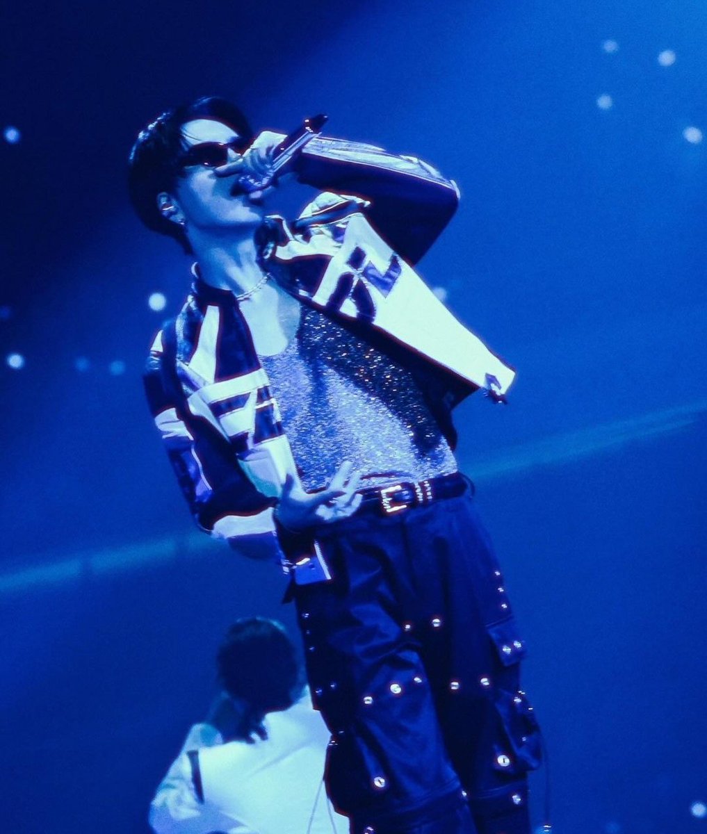 camel_No_2's tweet photo. Hey-Hey Fu-Fu ØMI-ØMI 叫んでただけなのに喉シオシオ😷
臣ちゃんて凄いなー💙

#AwakeningLight LIVE Performance

✨https://t.co/qxTXIy6tY9

#三代目JSOULBROTHERS
#ECHOESofDUALITY #ØMI
#JSBLAND #LANDofPROMISE
https://t.co/6O9GyG3kEW https://t.co/XWxGdTWlRc