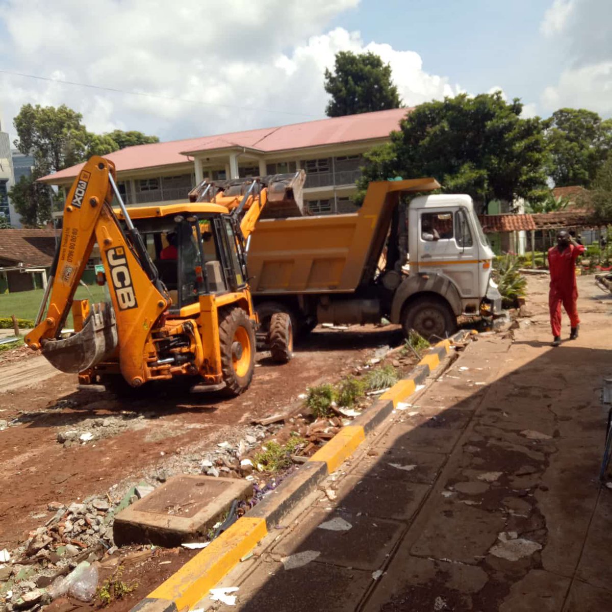 Georex_Trading's tweet photo. JCB backhoe loader backfilling debris.
#JCB #GEOREX https://t.co/ICOmRRFCvU