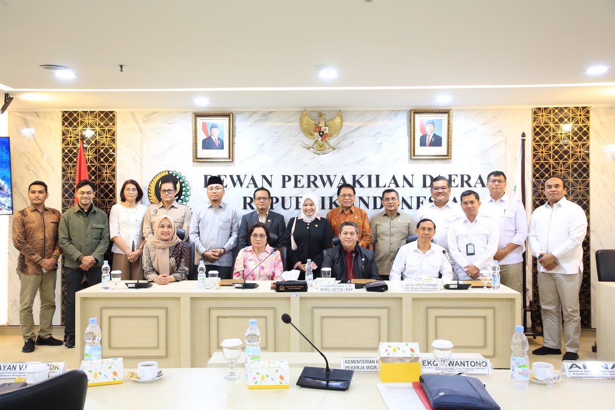 DPDRI's tweet photo. BAP DPD RI laksanakan RDPU dengan Kementerian Pelindungan Pekerja Migran/BP2MI minta pemerintah siapkan skema penyelamatan korban tindak pidana perdagangan orang.
#dpdri #bapdpdri #migran #daridaerahuntukindonesia https://t.co/nPy10N1cSp