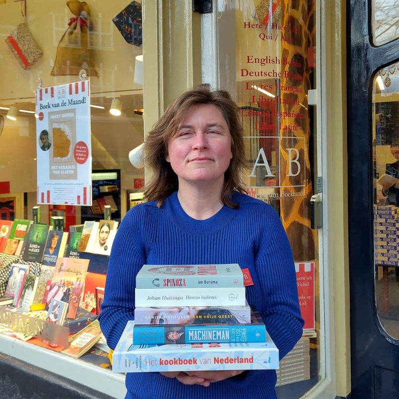 Athenaeum's tweet photo. #Cadeautips! Op zoek voor een geschiedenisfan? Daphne ter Bals dook in drie biografische boeken van Spinoza tot Wolff en Eisinga, een kookboekenboek en de geïllustreerde Homo Ludens. Lees Daphne, lees Freud & Verhoeven, Buruma, Langereis, Mathijsen en Huizinga!