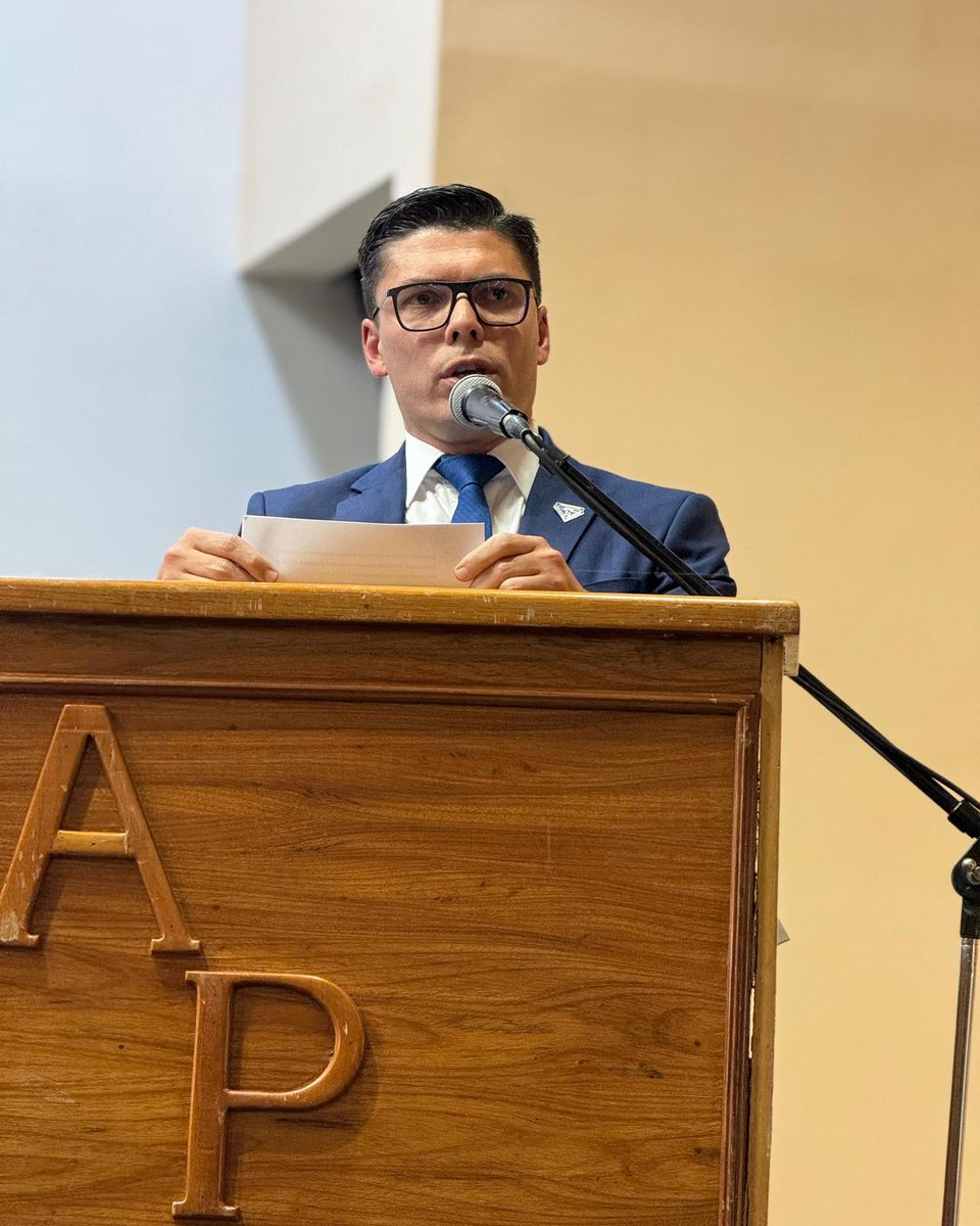 jorgevillet's tweet photo. #05Dic #Apula #VirgilioCastillo
Hoy conmemoramos el Día del Profesor Universitario.
Felicitaciones a todos mis colegas en este día tan especial. 
Les envío un mensaje de fortaleza, esperanza y compromiso en estos tiempos de dificultades. 
Sigamos siendo la guía que muestra el camino correcto. 
Dios les bendiga. 

Prof. Virgilio Castillo 
Presidente de APULA.