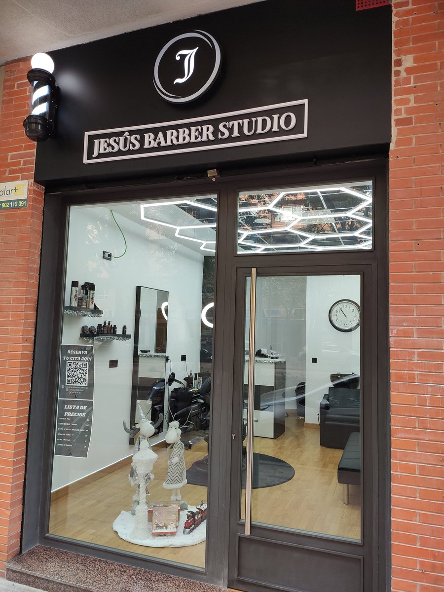 AAVVSanBasilio's tweet photo. 🥳🎉Un nuevo comercio abre sus puertas en San Basilio!
💈💇♂️ Jesús Barber Studio
C/Sargento Ángel Tornel,5
📲 686816088
#CompraEnTuBarrio #ApoyaElComercioLocal ❤️ #SanBasilio #Murcia https://t.co/IIwTzC5MKf