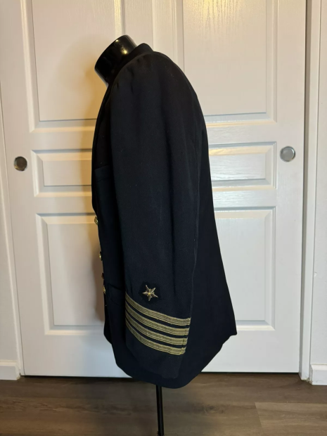 AbyssofAmerica's tweet image. He was stationed on the USS Sangamon CVE-26 during WW2 flew F6F Hellcats, participated at the Battle of Tarawa, Kwajalein, Enewetak, Aitape, Hollandia, Saipan, Guam, Morotai, and Leyte Gulf.