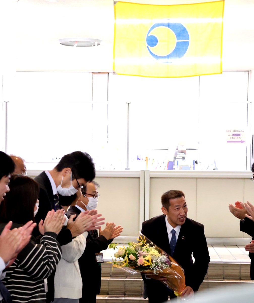 本日、静岡県湖西（こさい）市長を退任させて頂きました。
2期8年、数え切れないぐらい多くの方々に大変お世話になり、本当にありがとうございました。
今後の、官民共創による、人口減少下での地域課題チャレンジ、引き続きご指導ご支援を、宜しくお願い申し上げます。
ありがとうございました。