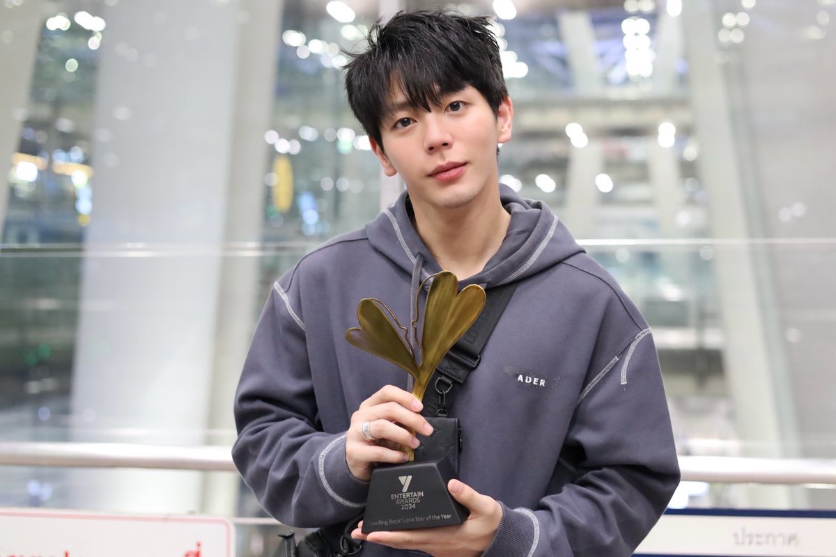 otpcnews's tweet image. สุดปลื้ม! &quot;อัพ ภูมิพัฒน์&quot; คว้ารางวัล นักแสดงนำ Boys’ Love แห่งปี จากผลงาน iQIYI Original “MY STAND-IN ตัวนาย ตัวแทน” ในงานประกาศรางวัล “Y Entertain Awards 2024”

Congrats UP Leading Boys
#UPPOOMPAT #อัพภูมิพัฒน์
#UPxYEntertainAwards 
#Yentertainawards…