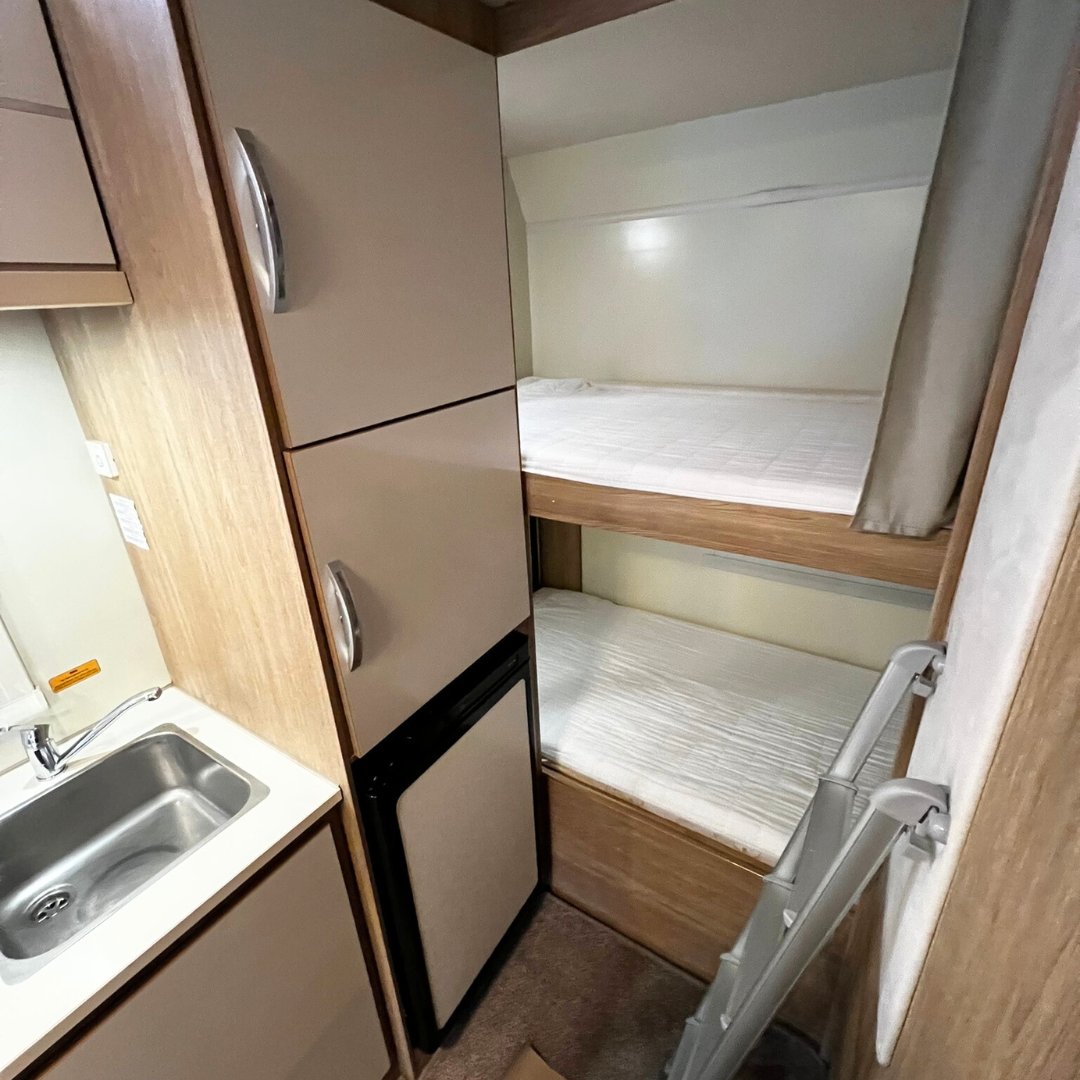 SmartCampersUK's tweet photo. 🚨 NEW ARRIVAL 🚨 Rimor Seal 9

▪️ 7-berth
▪️ 7-belts
▪️ Spacious &amp; family-friendly layout
▪️ Ford Transit 2.2L Diesel Engine 🚐
▪️ 6-speed manual gearbox ✅
▪️ 2 x FREE Habitation Checks ✅
▪️ 2-year warranty from @WarrantySG ✅

(1/3) https://t.co/maKyKEezCC