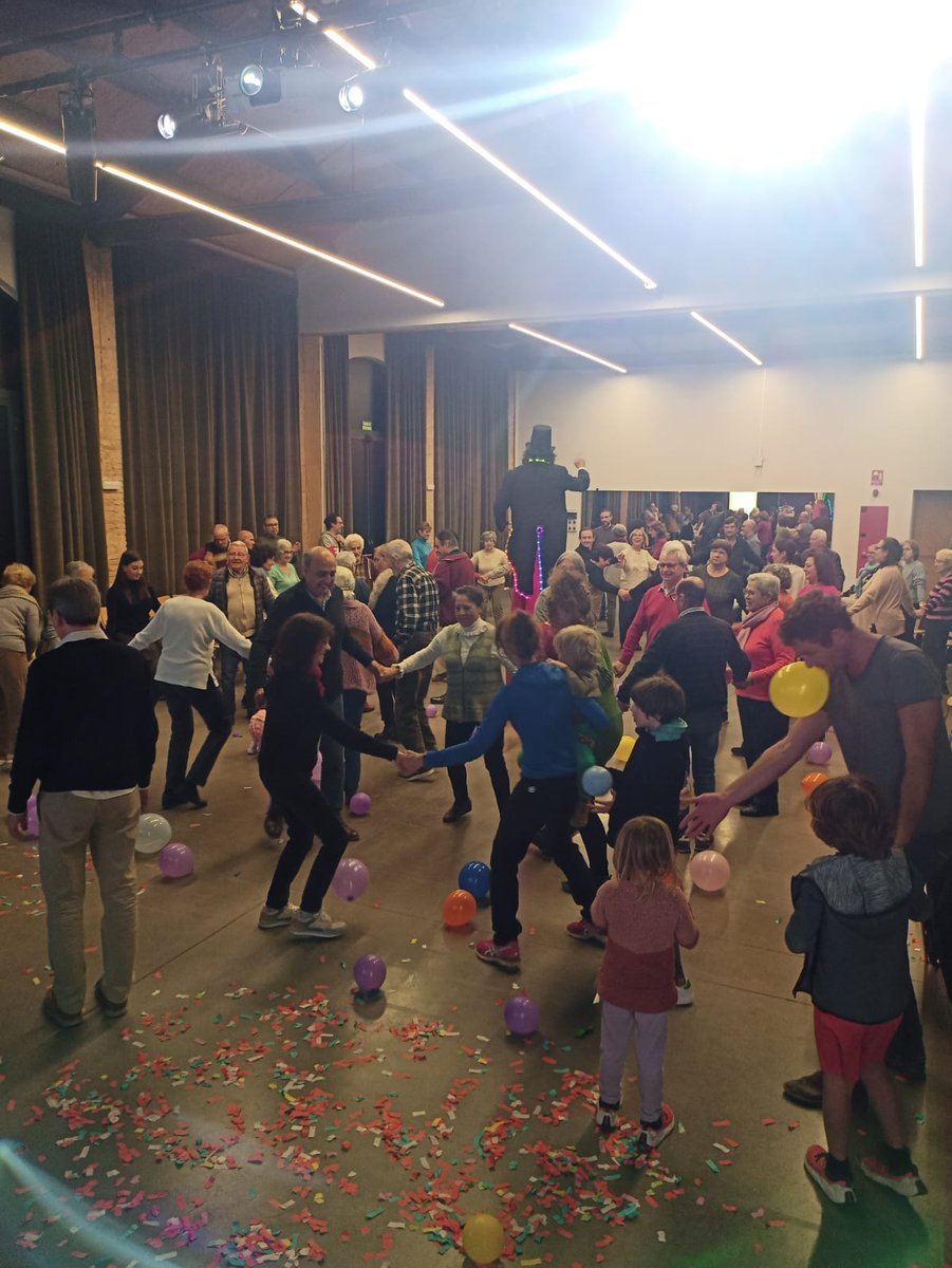 🤲Avui 5 de desembre volem celebrar El Dia Internacional del #voluntariat 
❤️agraint ahir al centenar de persones que ens van acompanyar
📷L'acte va comptar amb l'actuació del pallasso Pep Callau i el grup musical Pepsicolen <a href="/psfcwb/">PallassosSenseFronteres</a> 
<a href="/Nuriolfarma/">Núria Fdez i Galofré ll*ll</a>