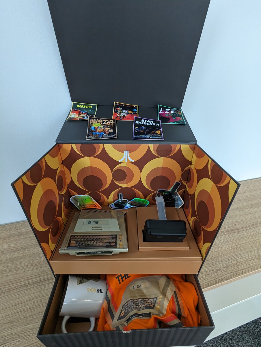 Retro ist fantastisch, oder?
Ich hab einen THE400 Mini von Atari zu vergeben!
Es gibt nur einen Gewinner, also viel Glück!

🕹️ Folgt uns
🕹️ LIKE &amp; RT
🕹️ Nennt uns das erste Game, das ihr je gespielt habt.

* Endet am 09.12. um 12 Uhr!
* Versand nur innerhalb der DACH-Region!