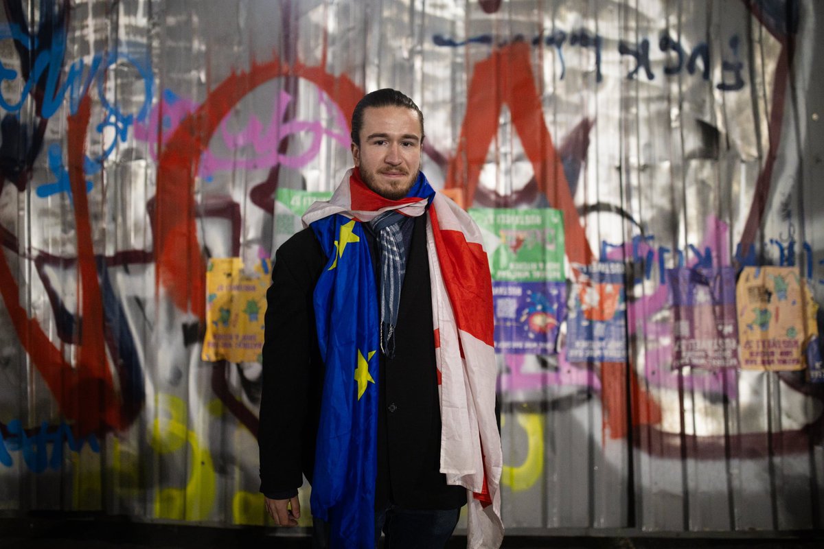 LaszloRobMezes's tweet image. Some achievements of Georgian Dream: it is like a crime to wear a Georgian flag or an EU flag on the streets as you can get more easily targeted by police as a protester and blood of beaten Georgians on the flag..
#GeorgiaProtests #RepressioninGeorgia 

1st📸:Sebastien Canaud