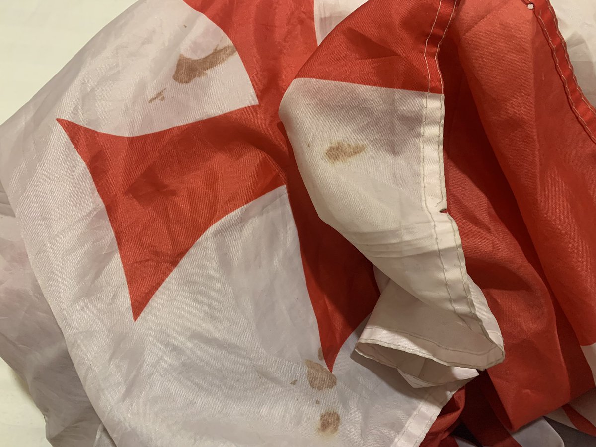 LaszloRobMezes's tweet image. Some achievements of Georgian Dream: it is like a crime to wear a Georgian flag or an EU flag on the streets as you can get more easily targeted by police as a protester and blood of beaten Georgians on the flag..
#GeorgiaProtests #RepressioninGeorgia 

1st📸:Sebastien Canaud