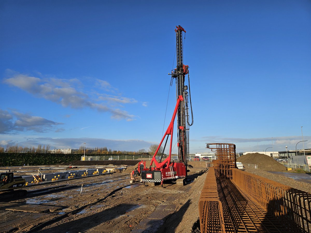 Deze week is de 1e fase van het heiwerk van de veldpalen afgerond en kan er gestart worden met de staalconstructie op het state-of-the-art pand van 30.000 m2 #VDHcompany  te Ridderkerk door <a href="/FraanjeBouw/">Fraanje B.V.</a> in samenwerking met #MelcombePartners #RistoBV <a href="/dhbouwadvies/">Den Hollander</a> &amp; <a href="/progambouw/">ProgamBouwmanagement</a>